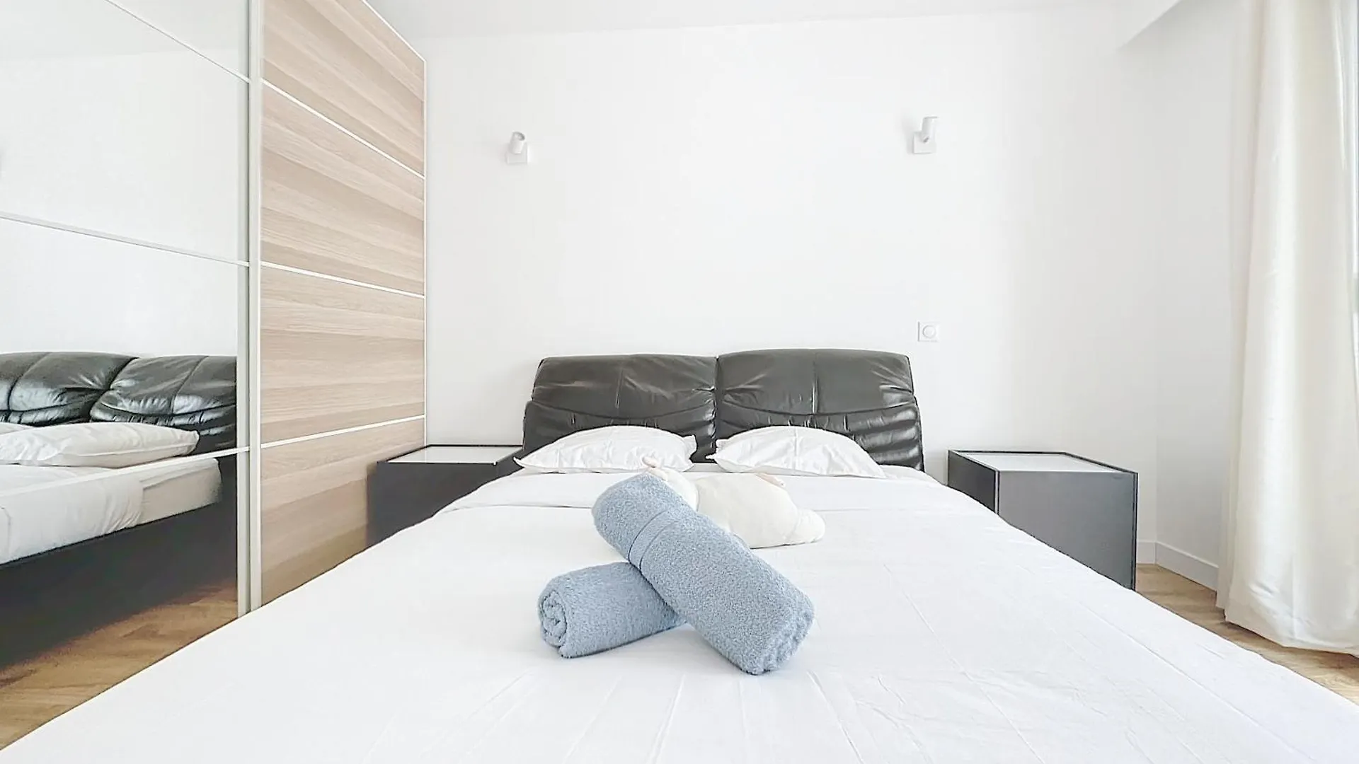 114 - Renove De Luxe Pour 4 Personnes * Paris