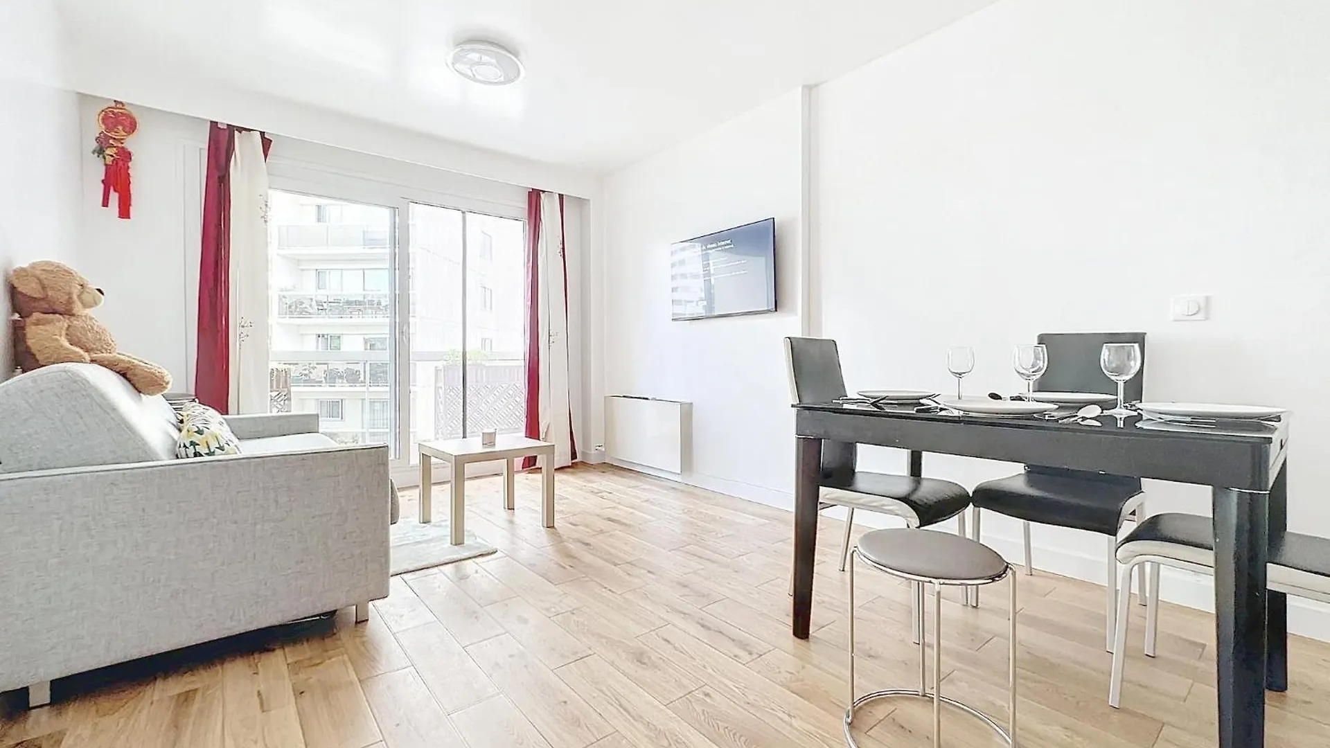 114 - Renove De Luxe Pour 4 Personnes Paris